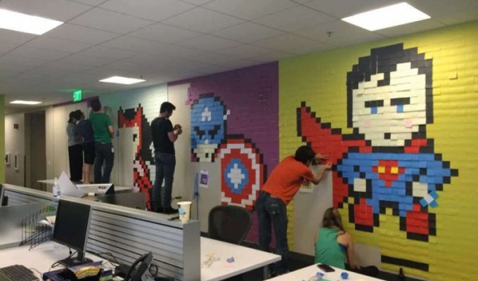 Офисный стрит-арт: работники разукрасили стены листочками для заметок (16 фото)