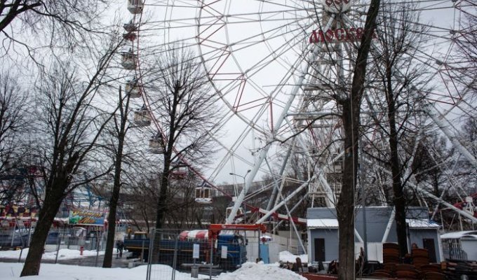 В Москве на ВДНХ сносят знаменитое 73-метровое колесо обозрения (11 фото)