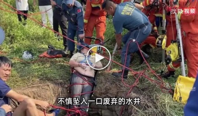 Китаянка упала в старый колодец со змеями и провисела там, держась за стену, прежде чем ее спасли