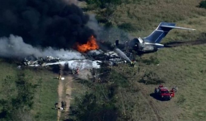 В Техасе упал и развалился на части самолет с двумя десятками пассажиров на борту - и все они выжили (2 видео + фото)