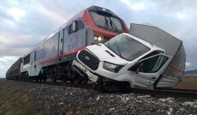 В Турции водитель грузовика пережил столкновение с поездом (1 фото + 2 видео)
