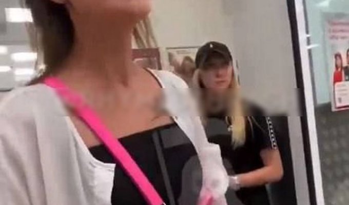 В Новороссийске быдло-девушки напали на сотрудниц магазина (2 фото + 2 видео)