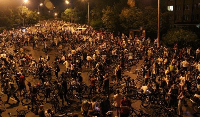 Ночь велосипедистов (23 фото)
