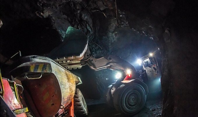 Как добывают золото на Чукотке в подземных рудниках (21 фото)