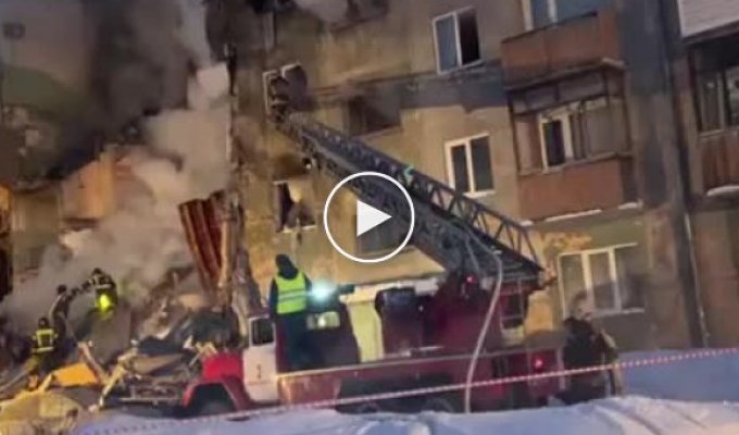 Полдома нет!: в Новосибирске при взрыве газа обрушился подъезд пятиэтажки