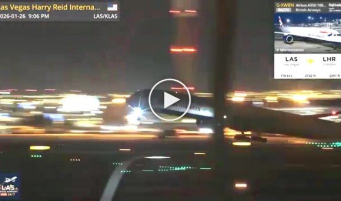 У самолета отвалилось колесо во время взлета