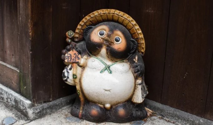 Почему тануки с большими причиндалами ставят на входах в японских магазинах (8 фото)