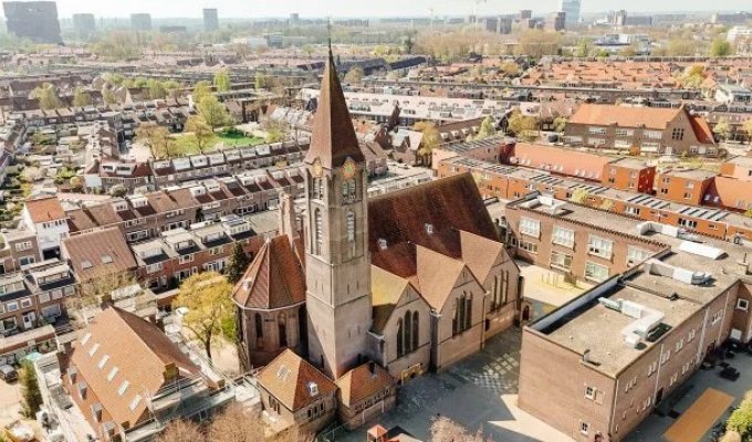 В Нидерландах заброшенную церковь превратили в качалку (5 фото + видео)