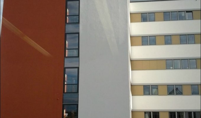 Здание решило сменить шубу перед зимой (5 фото)