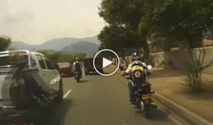Жесткая авария мотоциклиста