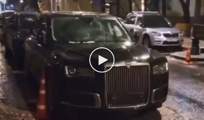 An ice block fell in Moscow on the Russian luxury car Aurus Senat for $ 7 million
