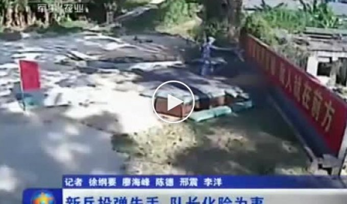 В Китае инструктор спас нерадивого новобранца от взрыва неудачно кинутой гранаты