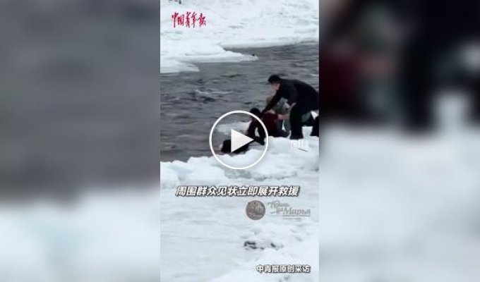 Спасение китайских туристов из ледяной воды горной реки