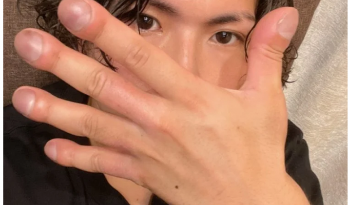 Как японец сделал гигантские пальцы своей фишкой (6 фото + 1 видео)