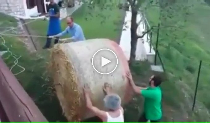 Фермеры упустили гигантский рулон сена 