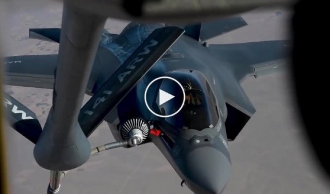Дозаправку двух истребителей в Афганистане сняли на видео