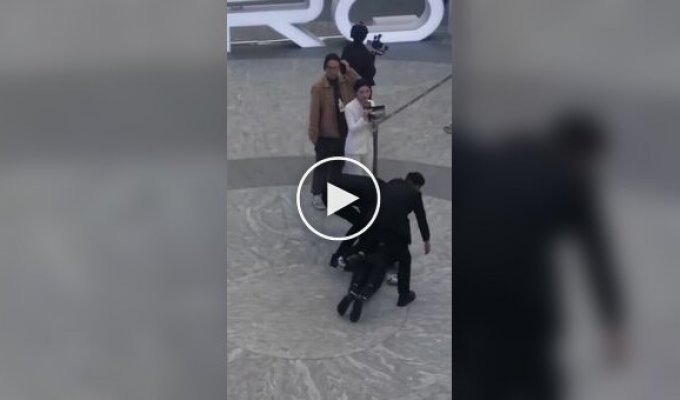 Робот упал во время публичной демонстрации