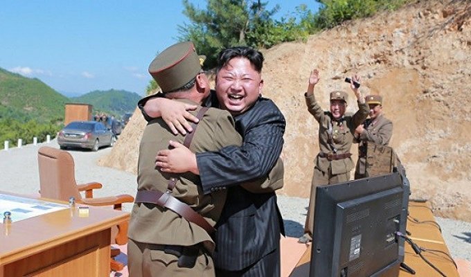 Ким Чен Ын наградил создателей "Хвасон-14" сборниками своих цитат и часами (5 фото)