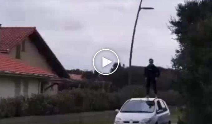 Extreme rider rode on the roof and miraculously didn’t wreck his car
