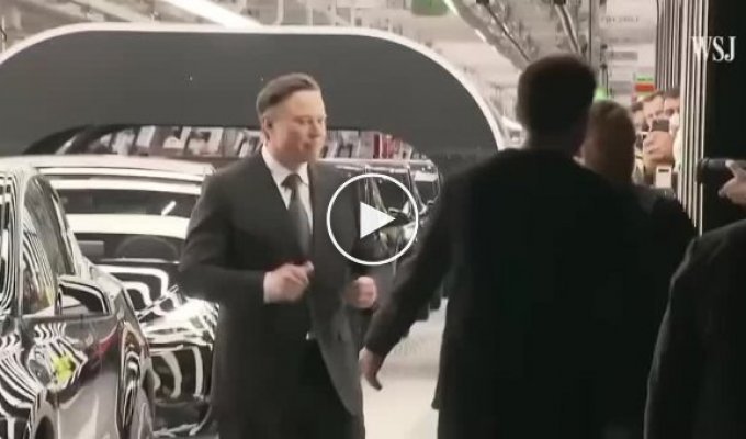 Илон Маск станцевал на открытии нового завода Tesla в Берлине