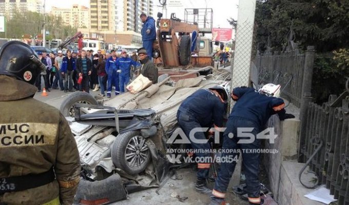 Жуткая авария в Новосибирске (10 фото + видео)