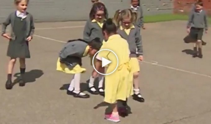 Реакция одноклассниц на семилетнюю девочку, пришедшую в школу с новым протезом на ноге