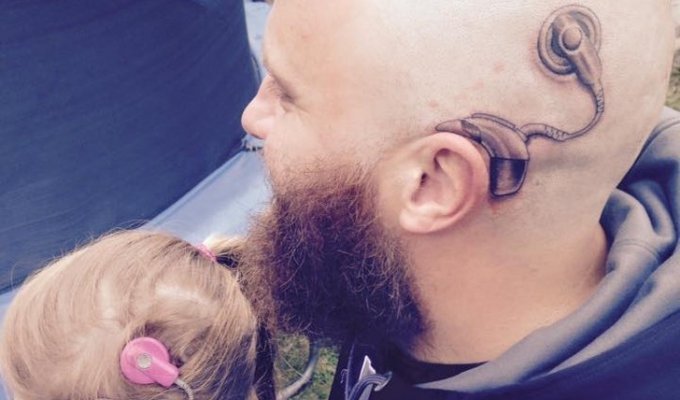 Мужчина в знак солидарности со своей дочкой сделал тату (5 фото)