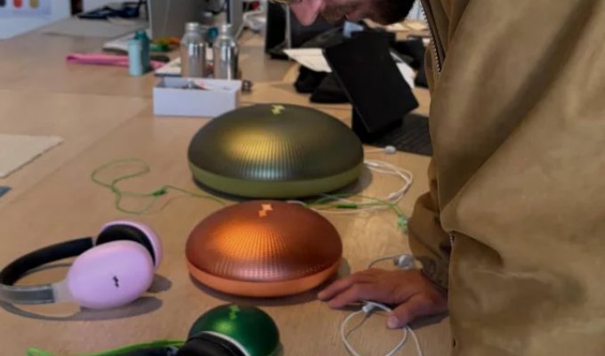 Streetwear for the ears: Justin Bieber decides to displace Apple and Beats with his colorful speakers (5 photos)
