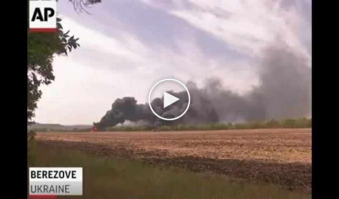 Вблизи трассы Донецк - Мариуполь горит военная техника