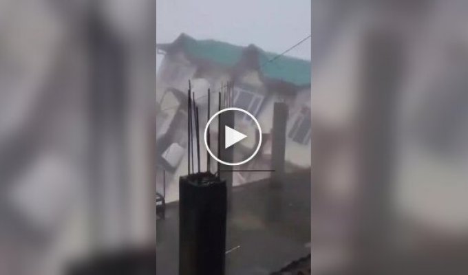 В Индии в результате оползня обрушился пятиэтажный жилой дом