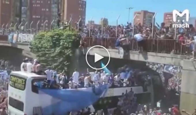 Игроков сборной Аргентины пришлось эвакуировать на вертолетах из-за фанатов