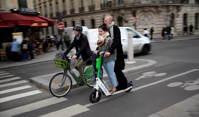 Paris to ban rental of electric scooters from September 1 (3 photos)