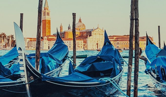 Why are all the gondolas in Venice black (5 photos)