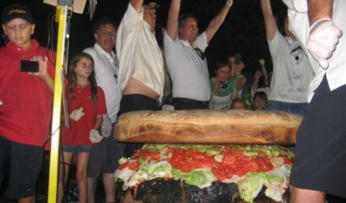 Самый большой гамбургер (7 фото)