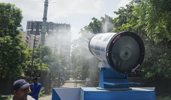 New Delhi is being shelled from cannons to save the city (8 photos + 1 video)