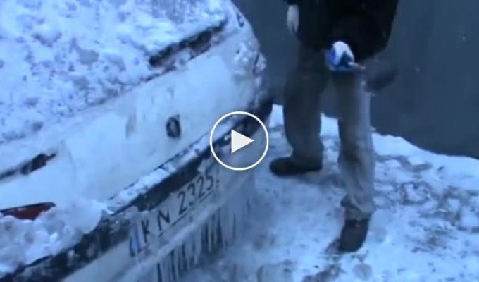Бессердечный автовладелец очищает лед