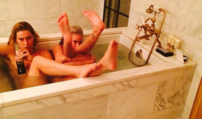 Дочери Брюса Уиллиса и Деми Мур позируют голые в ванне (12 фото)