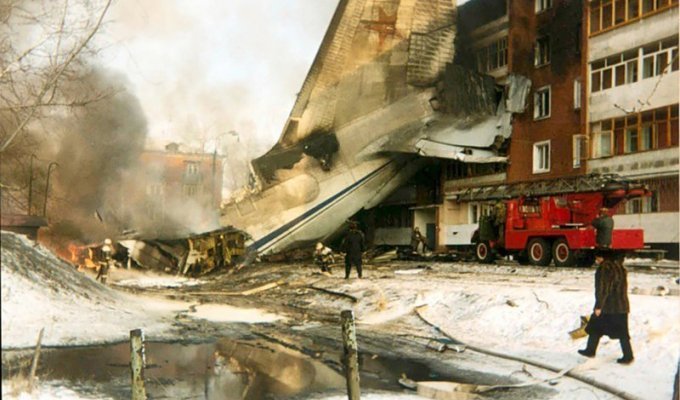 Смерть весом в 350 тонн: как в России на жилой район рухнул самолет-гигант (26 фото)