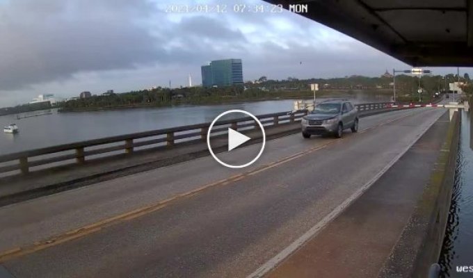 Мужчина из Флориды перепрыгнул поднимающийся разводной мост на Hyundai Santa Fe