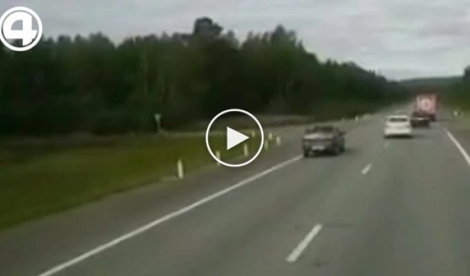 Машина ГИБДД спровоцировала серьезное ДТП на трассе в Свердловской области