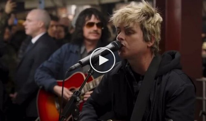 Рок-группа Green Day спела в метро Нью-Йорка с телеведущим Джимми Фэллоном