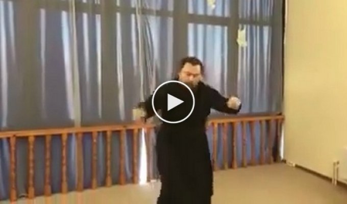 В Сети смеются над боевым танцем священника УПЦ МП