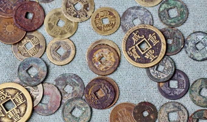 «Заначку» из 100 000 древних монет нашли в Японии (5 фото)