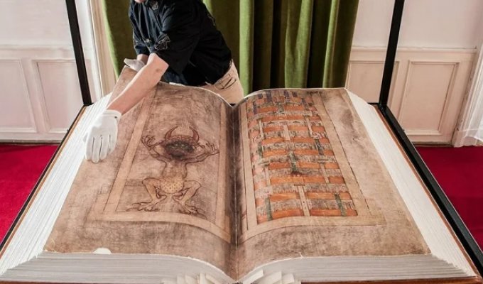 Что  скрывает «Библия Дьявола»: договор с  князем тьмы или  титанический 30-летний труд одинокого монаха? (5 фото)