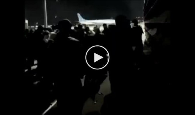 Протестующие в аэропорту Махачкалы забросали полицию камнями в поисках евреев