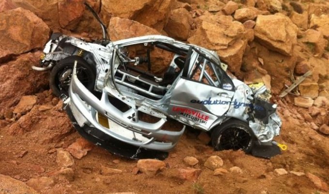 Серьезная авария на ралли с Mitsubishi Lancer Evolution 8 (10 фото + 2 видео)