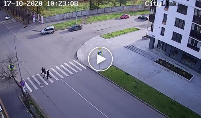 Автомобилистка сбила парня в капюшоне на пешеходном переходе в Петрозаводске