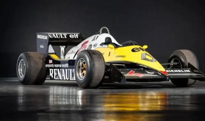 Renault выставит на продажу 100 раритетных автомобилей и спорткаров (8 фото)