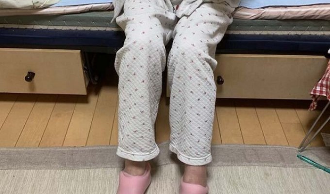 В Японии бабушка надела теплые носочки, случайно перепутав их с игрушкой внука (3 фото + видео)