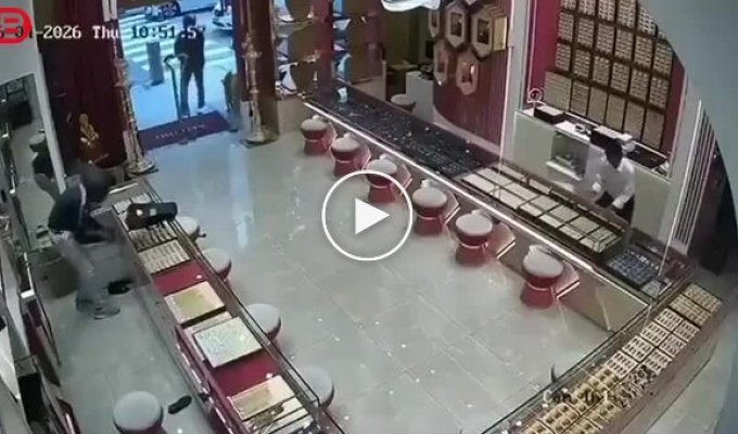 Збройне пограбування в Куала-Лумпурі: з ювелірного магазину винесли 15 кг золота